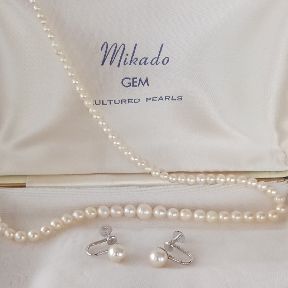 Vintage Set of Graduating Pearl Necklace and Earrings In Cream Case